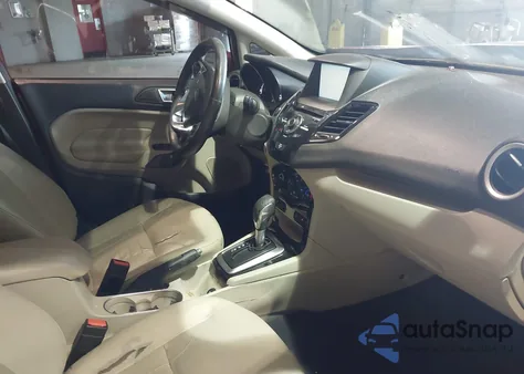 2015 Ford Fiesta Titanium z USA, uszkodzony, nr VIN 3FADP4FJ5FM117640